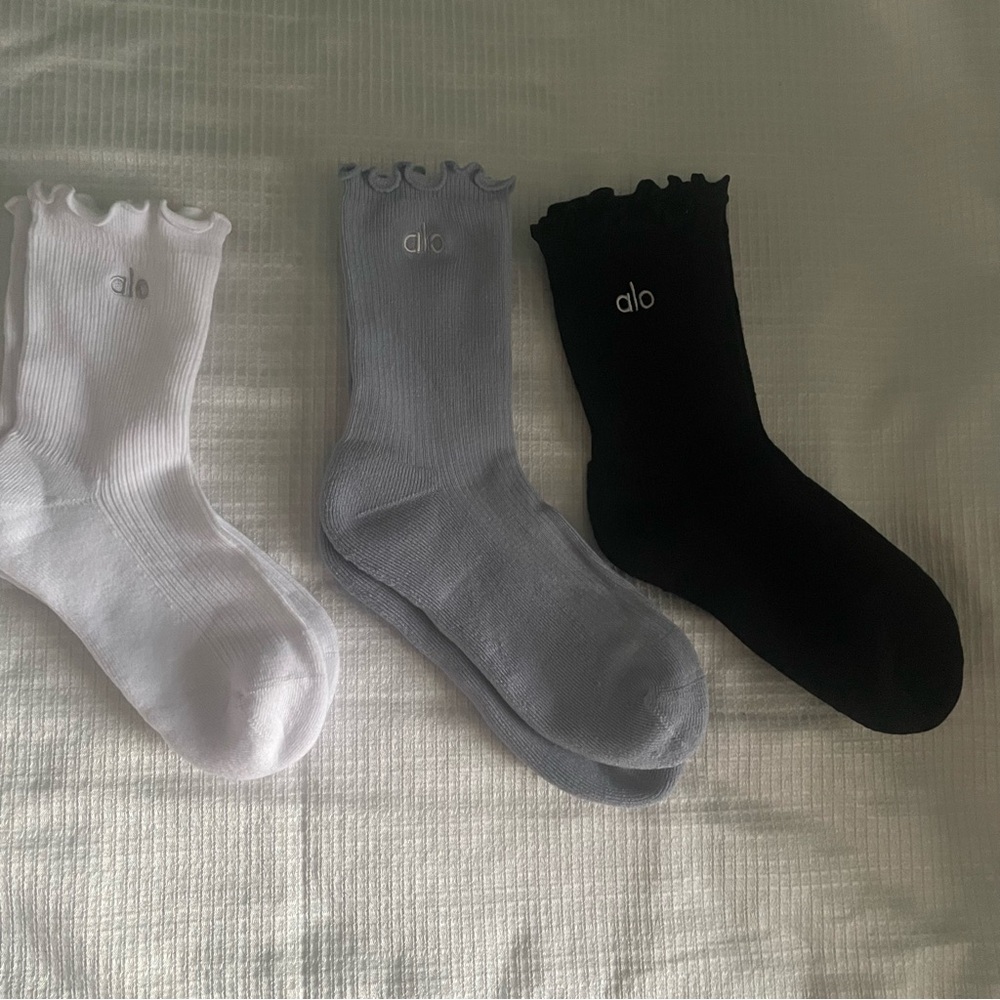ALO Yoga Ribbed Ruffle Crew Socks Trio - White, Gray, Black